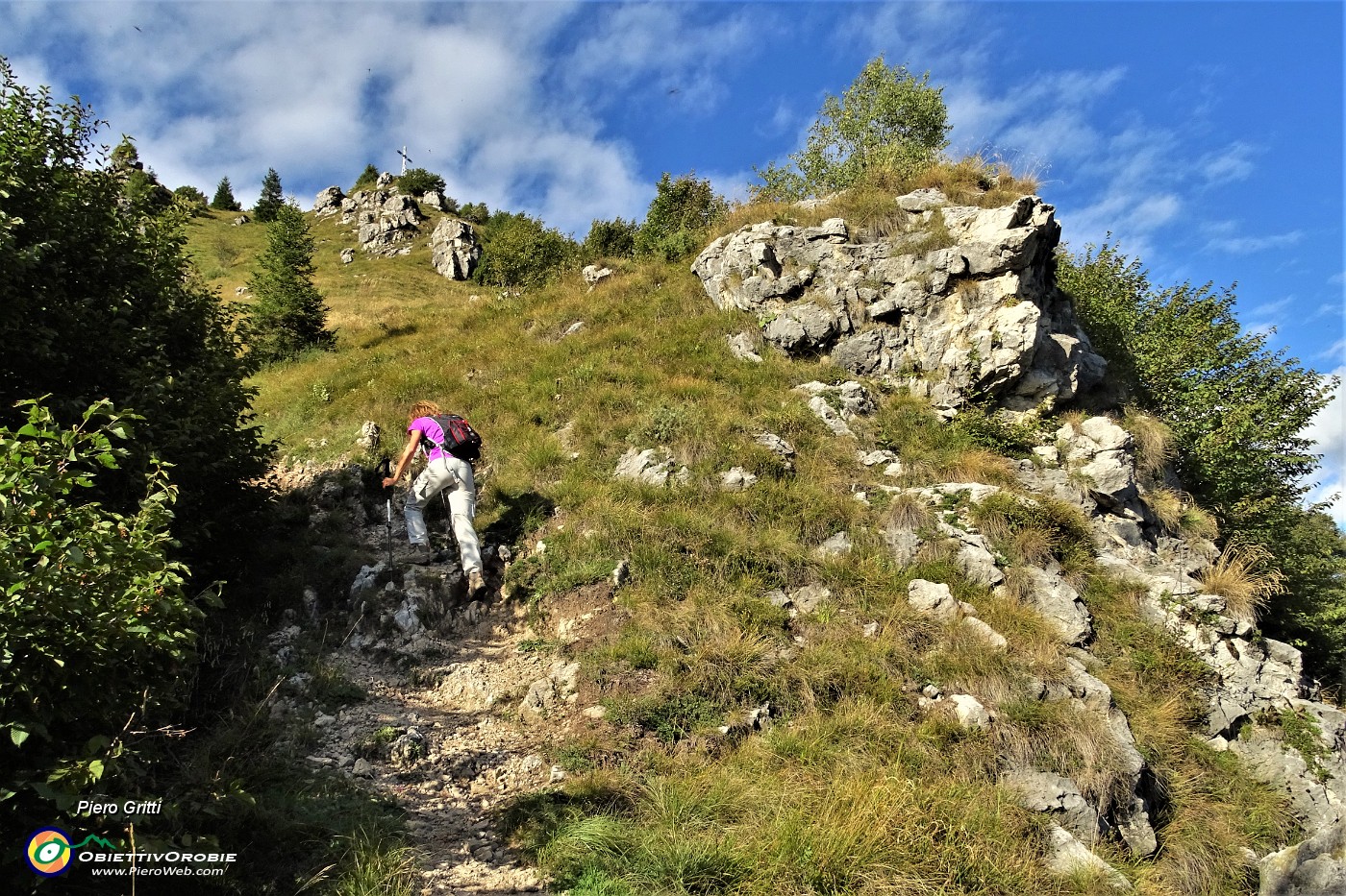 35 Ripido strappo finale per salire alla croce del Monte Castello.JPG